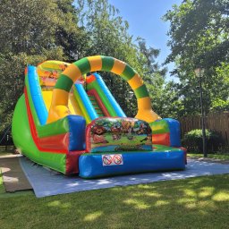 Przygotuj się na niezapomniane przygody w dżungli! Nasza Giga Zjeżdżalnia Safari to idealne miejsce na szalone zjazdy i wspaniałą zabawę. Wciągnij swoich małych odkrywców w świat pełen emocji i radości
Wymiary
- 9 m długość
- 6 m szerokość
- 6.5 m wyso