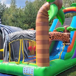 To atrakcja pełna ekscytujących przeszkód, które sprawią, że zabawa nie będzie miała końca. Idealny dla małych sportowców i poszukiwaczy niezapomnianych wrażeń!
Wymiary:
- 9m długość
- 4m szerokość
- 4.5m wysokość