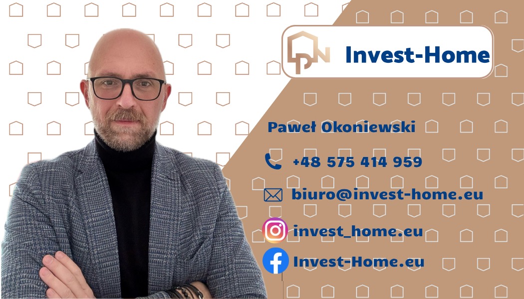 Portret Pawła Okoniewskiego z Invest-Home, numer telefonu i adres e-mail na tle z ikonami domów. Mężczyzna w okularach i marynarce.