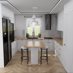 J.W.B Home Design - Jasna kuchnia z drewnianym blatem i podłogą w jodełkę. Centralnie stół z hokerami, nad nim lampy. Widok na okno z żaluzjami i zielenią za nim. Nowoczesny design.