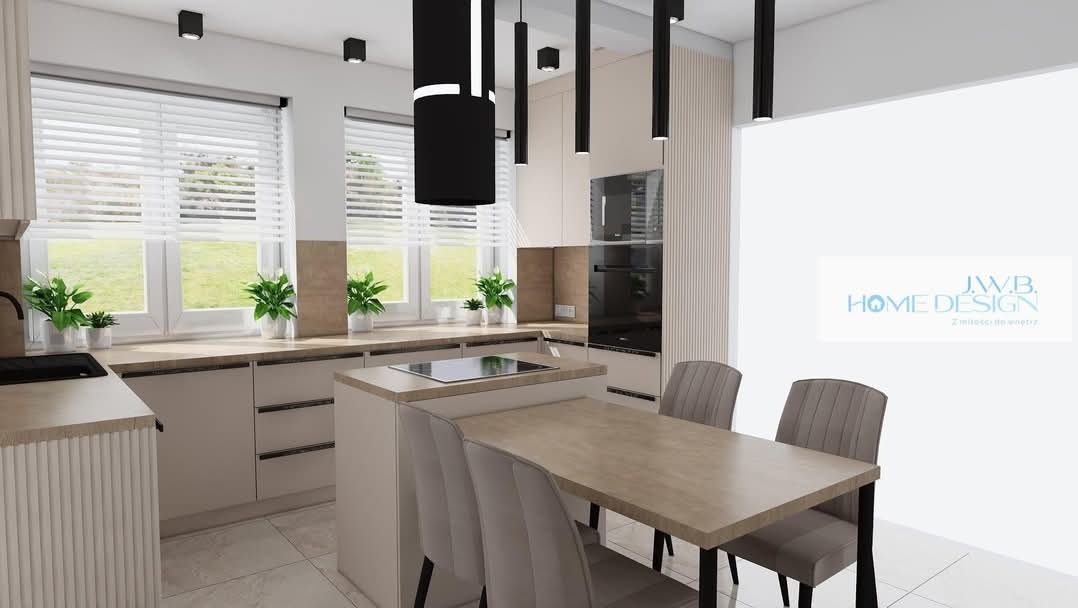 Jasna kuchnia z wyspą i stołem, minimalistyczne lampy wiszące, rolety w oknach, rośliny doniczkowe na parapecie, nowoczesny design.