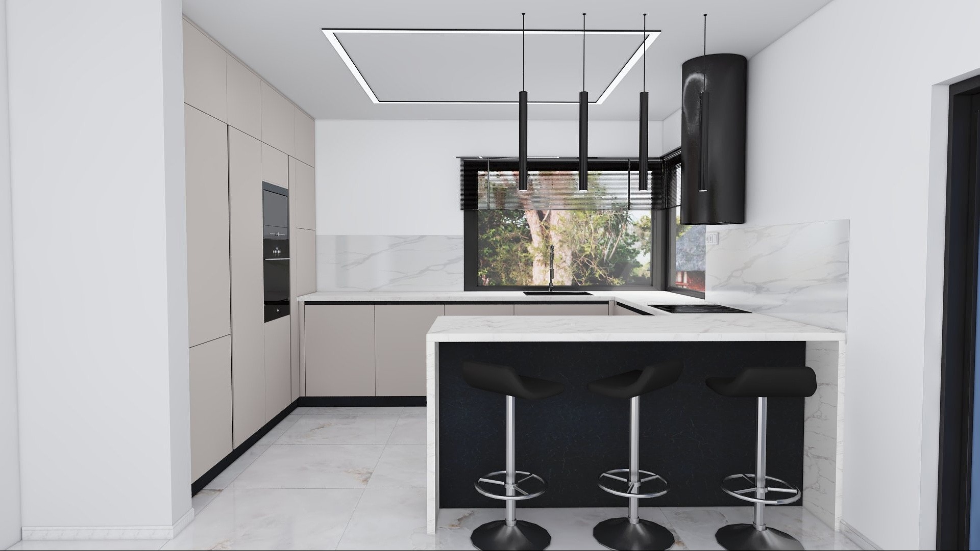 Minimalistyczna kuchnia z beżowymi szafkami, czarnym okapem i wyspą z trzema hokerami. Marmurowe blaty i podłoga. Widok na zieleń przez okno z żaluzjami.
