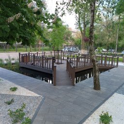 Elegancki staw w klinice: 80 m³, głęb. 2 m, wyspa centralna, strefa roślin, karaśe ozdobne, filtr bębnowy + UV 2×80 W.