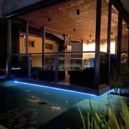 Nowoczesne oczko wodne na posesji prywatnej. Pojemność 65 m³, głębokość 2 m, filtr bębnowy z filtracją biologiczną, UV 120 W.