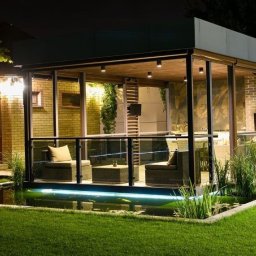 Nowoczesne oczko wodne na posesji prywatnej. Pojemność 65 m³, głębokość 2 m, filtr bębnowy z filtracją biologiczną, UV 120 W.