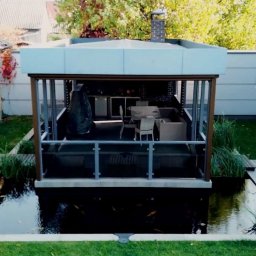 Nowoczesne oczko wodne na posesji prywatnej.
Pojemność 65 m³, głębokość 2 m, filtr bębnowy z filtracją biologiczną, UV 120 W.