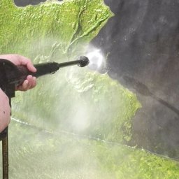 AQUAPRUD - Proces czyszczenia ścian stawu z glonów.