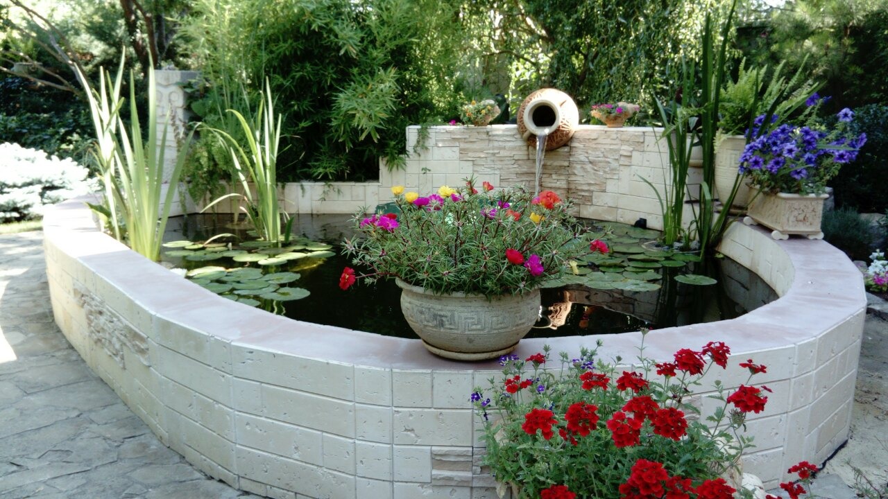 Małe oczko wodne o pojemności 8 m³.