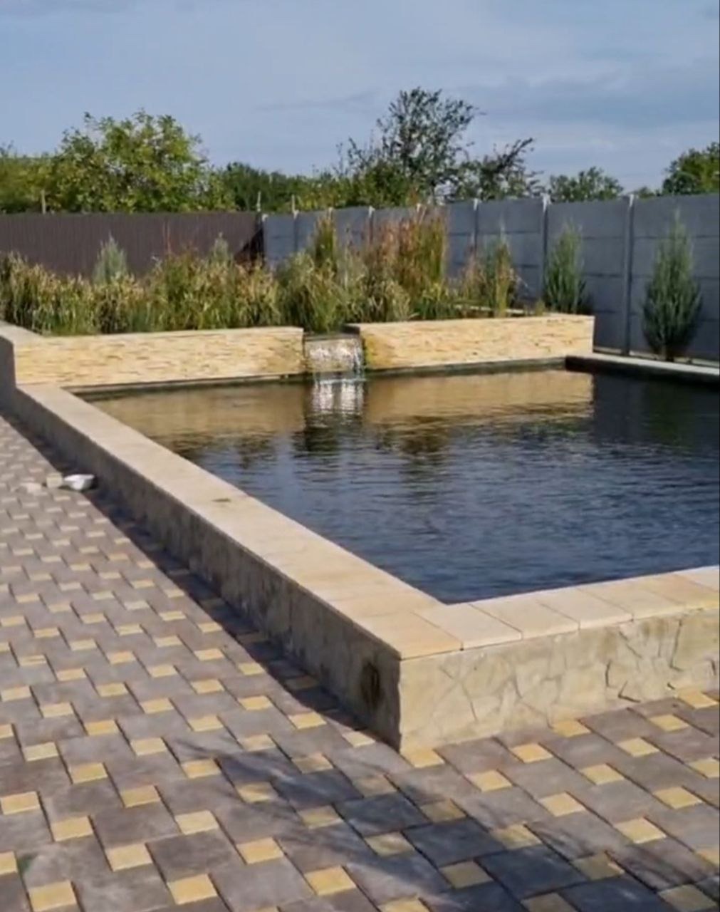 Ekostaw z wodnym źródłem. Pojemność 120 m³. Można również używać do pływania.