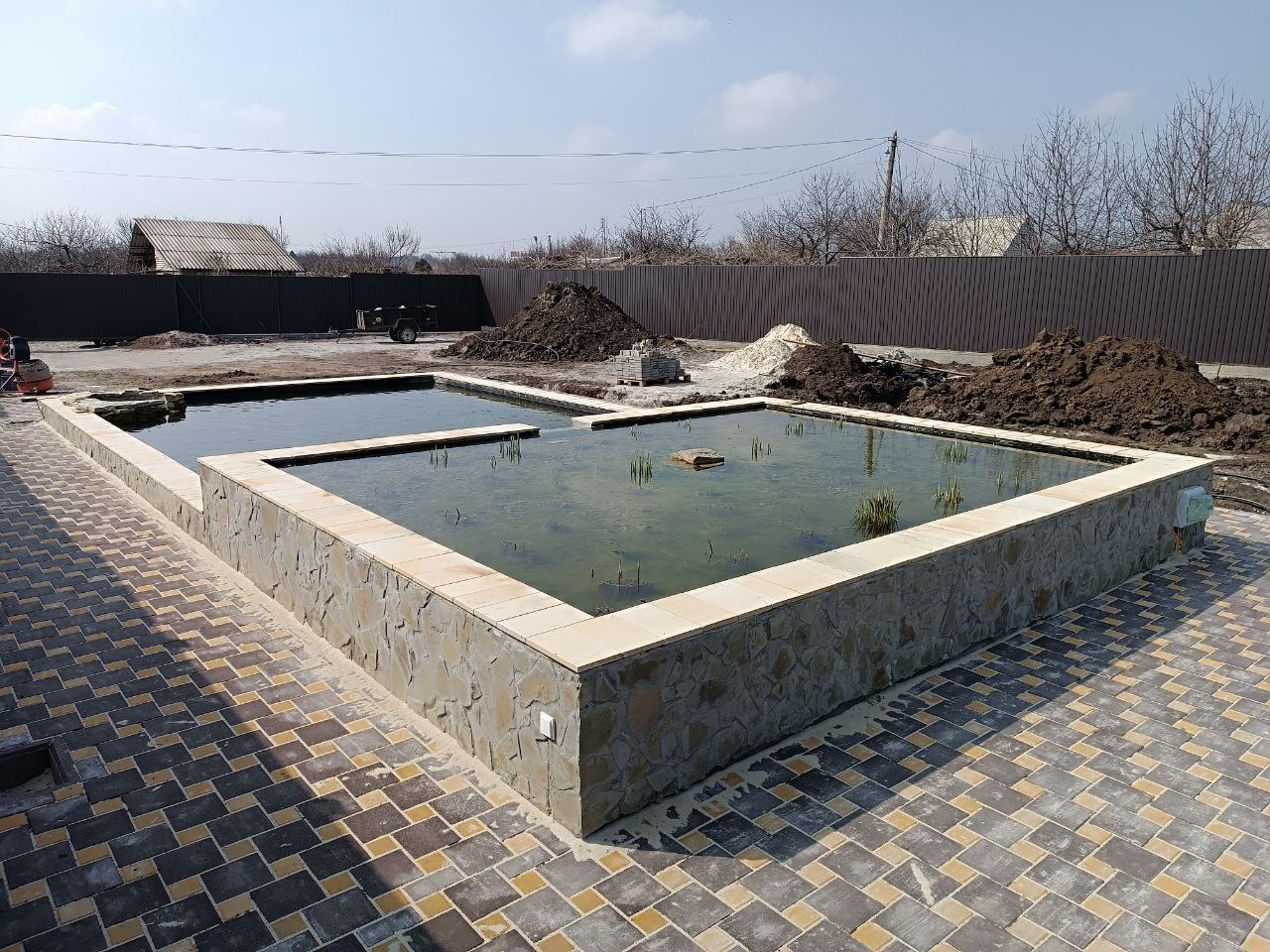 Ekostaw z wodnym źródłem. Pojemność 120 m³. Można również używać do pływania.