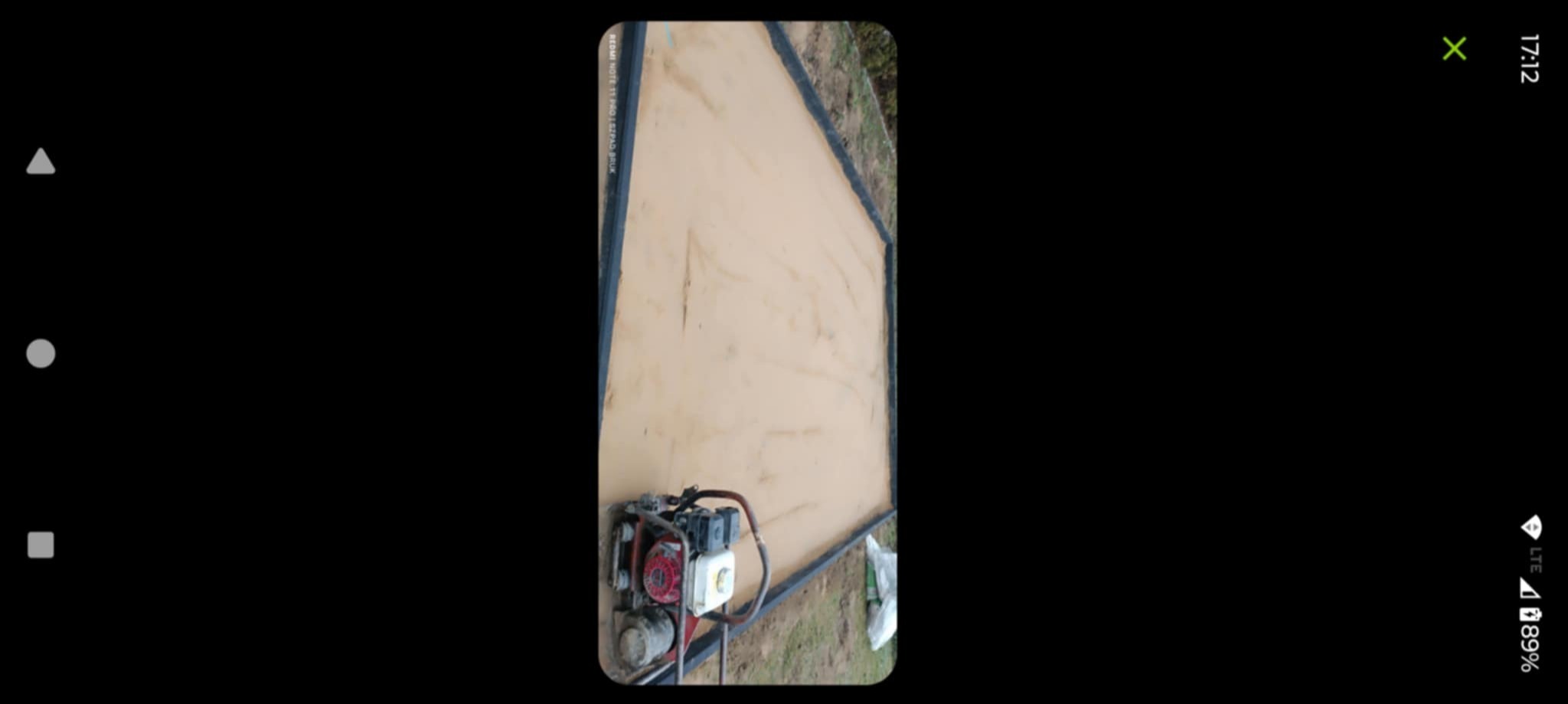 Niwelacja terenu pod kostkę w Gorzowie Wielkopolskim. Zagęszczarka wibrująca na wyrównanym podłożu, przygotowanym do dalszych prac brukarskich.