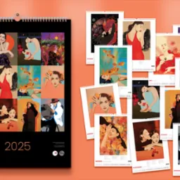 Kalendarz na 2025 rok z ilustracjami artystycznymi, prezentowany na pomarańczowym tle. Widoczne karty kalendarza z różnymi grafikami portretowymi.