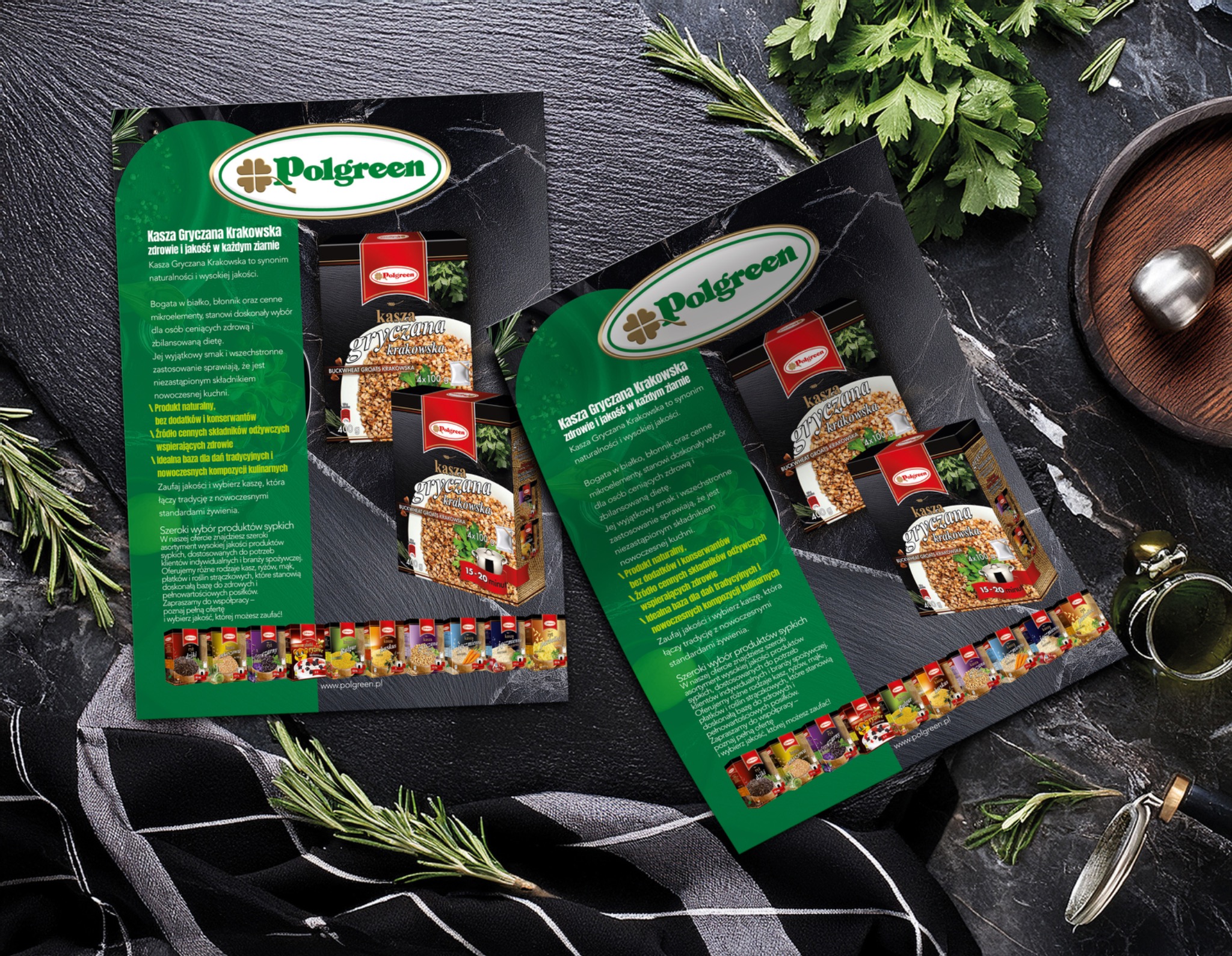 Promocja kaszy gryczanej Polgreen na ciemnym tle z ziołami i drewnianym naczyniem. Dwie ulotki z informacjami o produkcie i opakowania kaszy gryczanej.