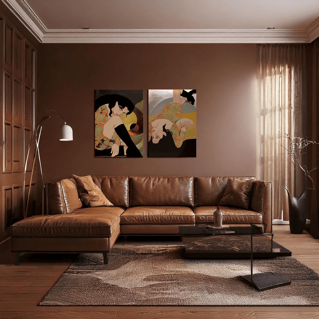 Stylowy salon z brązową, skórzaną sofą narożną i dywanem w odcieniach beżu. Na ścianie dwa obrazy w stylu art déco z motywem kobiecym. Ciepłe, stonowane oświetlenie.
