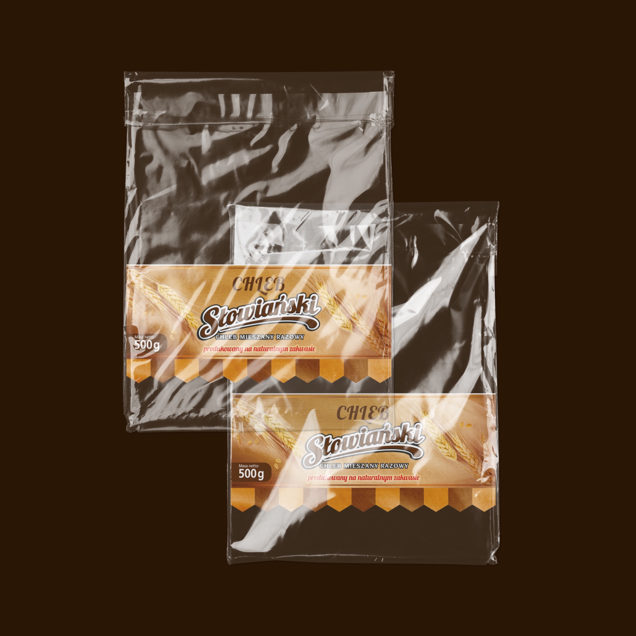 Dwa przezroczyste opakowania foliowe chleba 'Słowiański' z grafiką kłosa i napisem, na jednolitym, ciemnobrązowym tle. Widoczna faktura folii.
