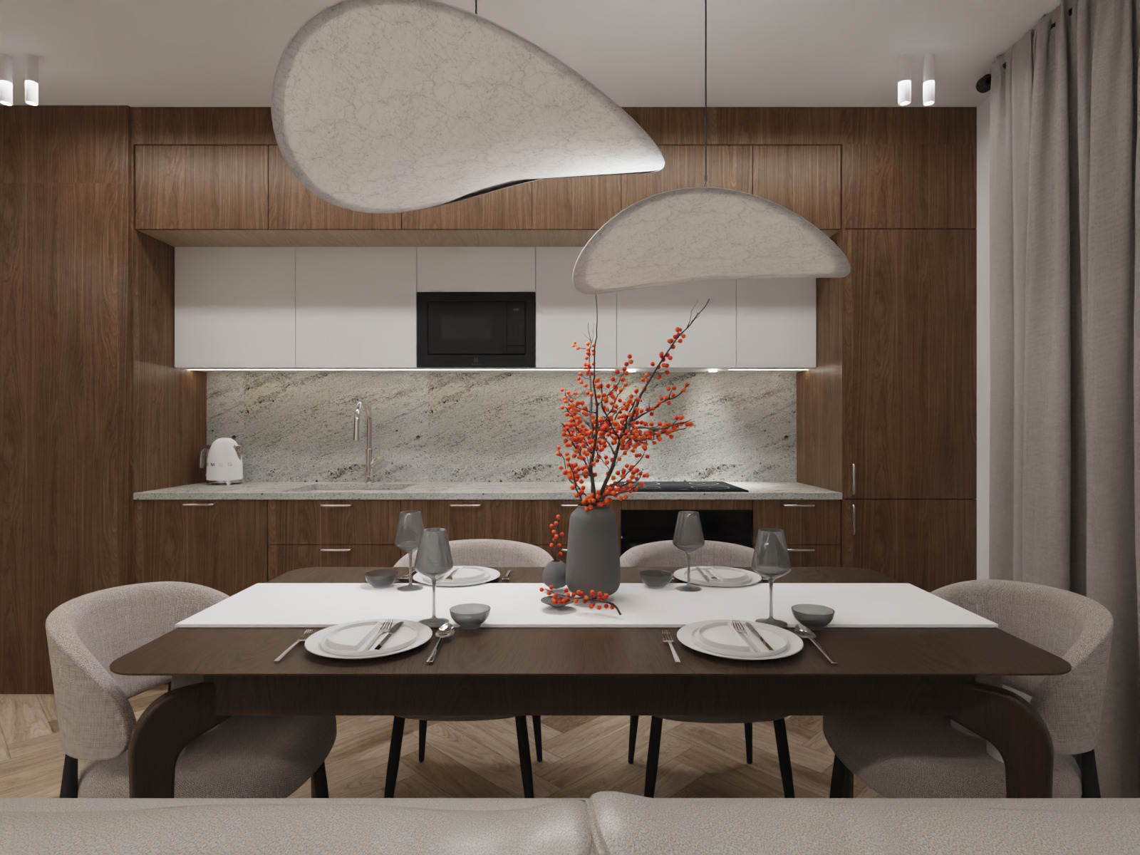 Nowoczesna jadalnia z drewnianymi szafkami kuchennymi, blatem z kamienia i designerskimi lampami wiszącymi. Nakryty stół z dekoracją kwiatową.