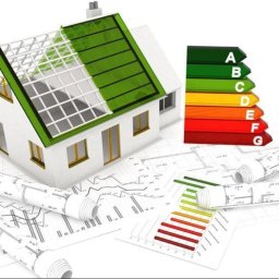 Dom Milikowo Ewa Lechocka - Model domu z zielonym dachem i klasą energetyczną A-G na planach architektonicznych. Wizualizacja świadectwa energetycznego budynku.
