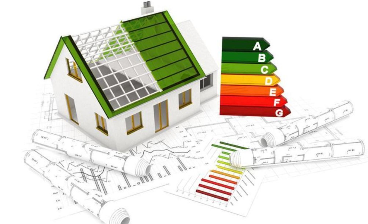 Model domu z zielonym dachem i klasą energetyczną A-G na planach architektonicznych. Wizualizacja świadectwa energetycznego budynku.