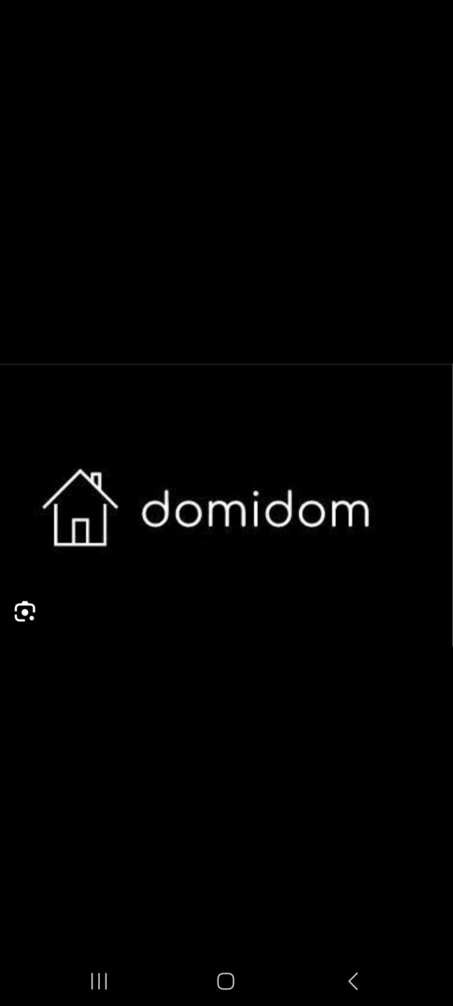 Minimalistyczne logo 'domidom' na czarnym tle. Biały kontur domu z kominem po lewej, obok nazwa firmy napisaną prostą czcionką. Widoczne ikony telefonu na dole ekranu.