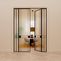 Ewa Stankiewicz EST Interior - Nowoczesne, przesuwne drzwi szklane z czarnymi ramami i geometrycznym wzorem, otwarte do wnętrza z parkietem w jodełkę i widocznym psem. Eleganckie wykończenie.