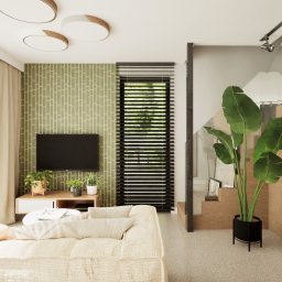 ARCHITEKT MAŁGORZATA RUSINIAK MR ATELIER - Jasne wnętrze salonu z beżową kanapą, zieloną tapetą w geometryczne wzory i drewnianymi schodami. Minimalistyczny design, roślina w czarnej donicy i grafika na ścianie.