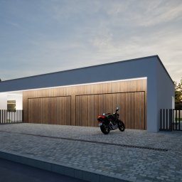 ARCHITEKT MAŁGORZATA RUSINIAK MR ATELIER - Nowoczesny dom z garażem o drewnianej elewacji i oświetleniem LED, z motocyklem zaparkowanym przed wjazdem. Minimalistyczna architektura i kostka brukowa na podjeździe.
