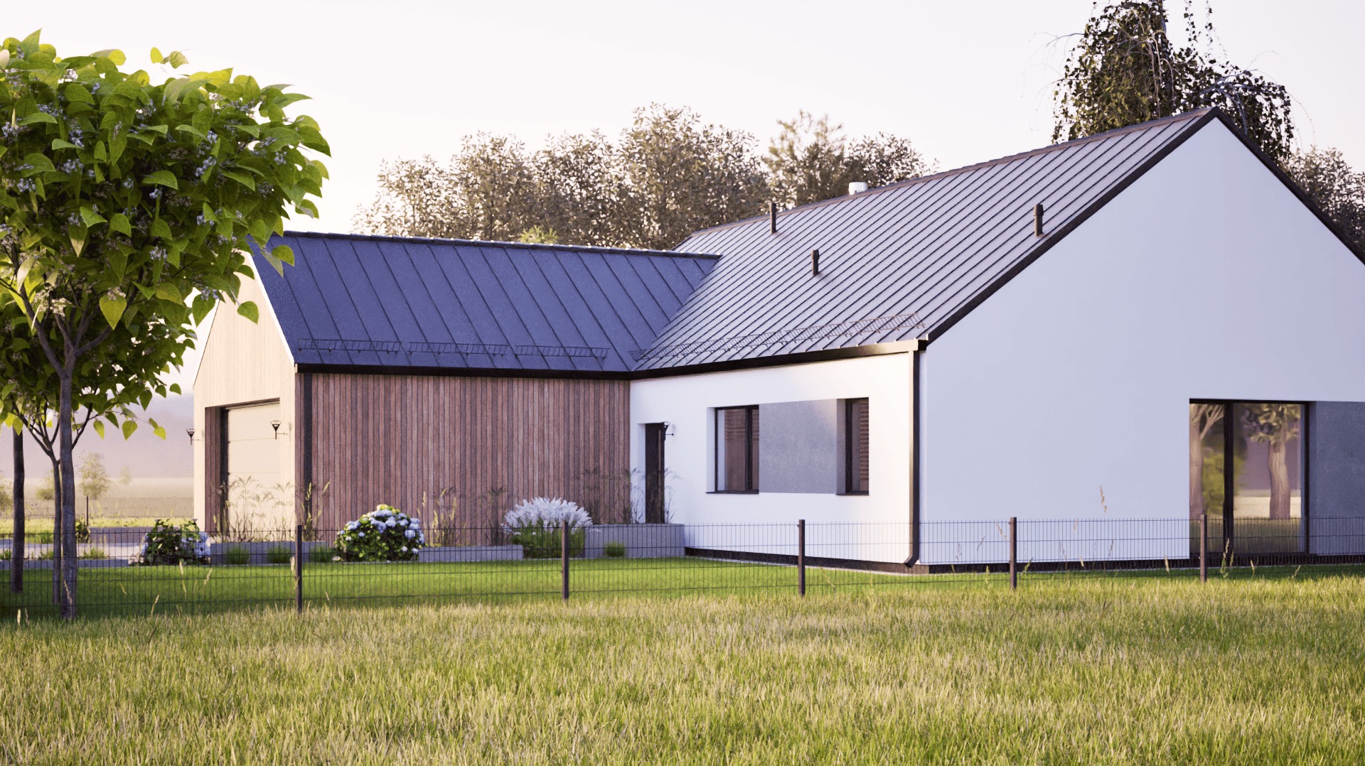 Nowoczesny dom jednorodzinny z drewnianą elewacją i ciemnym dachem, otoczony zielenią i niskim ogrodzeniem z siatki.