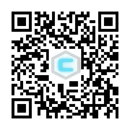 Czarno-biały kod QR z symbolem litery C w neonowym, błękitnym heksagonie pośrodku. Kod ma trzy charakterystyczne kwadraty w rogach.