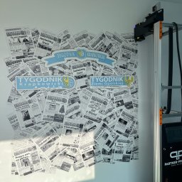 Drukujemy na ścianach i innych pionowych powierzchniach takich jak beton, cegła czy pleksi. Wydrukujemy każdy Twój pomysł: logo, identyfikację wizualną Twojej Firmy, zdjęcie czy animacje.