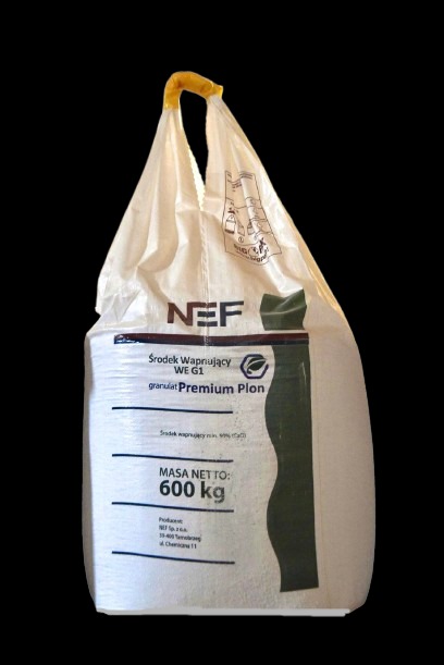 Worek 600 kg granulowanego środka wapnującego Premium Plon WE G1 marki NEF, na czarnym tle. Widoczna etykieta z informacjami o produkcie.