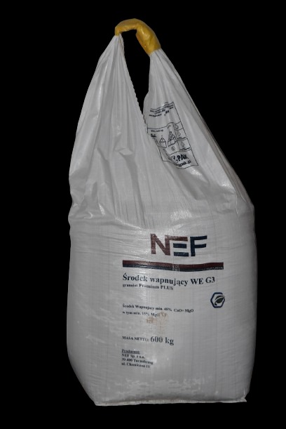 Worek nawozu wapnującego NEF WE G3, granulowany Premium PLUS, o masie netto 600 kg. Żółte wzmocnienie uchwytu worka. Czarny kadr.
