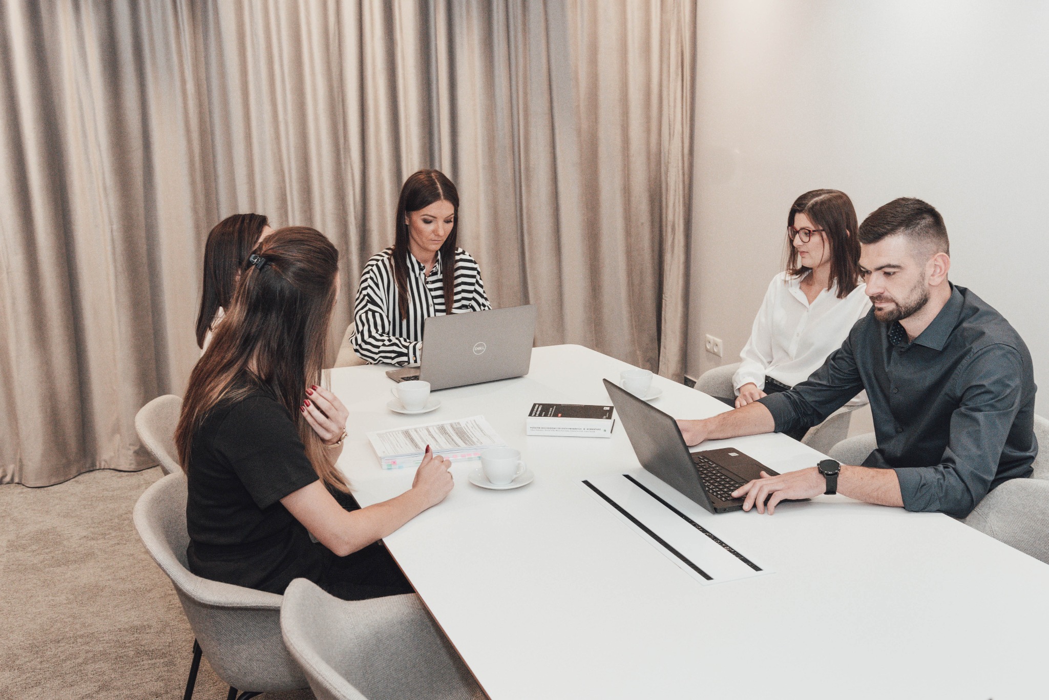 Cotygodniowe spotkania zespołu.