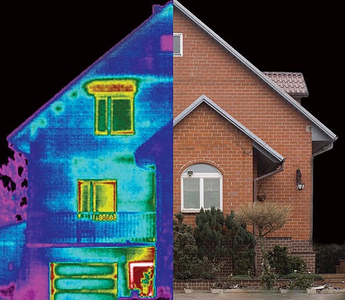 Termowizja budynku mieszkalnego, prezentująca straty ciepła w porównaniu z widokiem rzeczywistym. Kolorystyka odzwierciedla różnice temperatur.