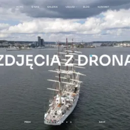 Strona internetowa z widokiem z drona na żaglowiec na tle miasta. Logo 'Dron You' i nawigacja w górnej części strony.