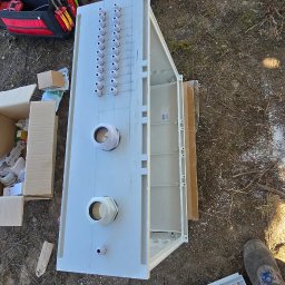 OZE-COMPLEX DAWID TALIK - Rozdzielnica elektryczna w trakcie montażu instalacji fotowoltaicznej w Kiczycach, widoczne narzędzia i skrzynka z elementami. Praca w toku, przygotowanie do instalacji.