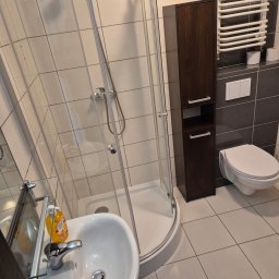 Nasze łazienki lśnią czystością - zlecenie ul. Próżna Kołobrzeg . Uzupełniamy w papier toaletowy , mydło do rąk 