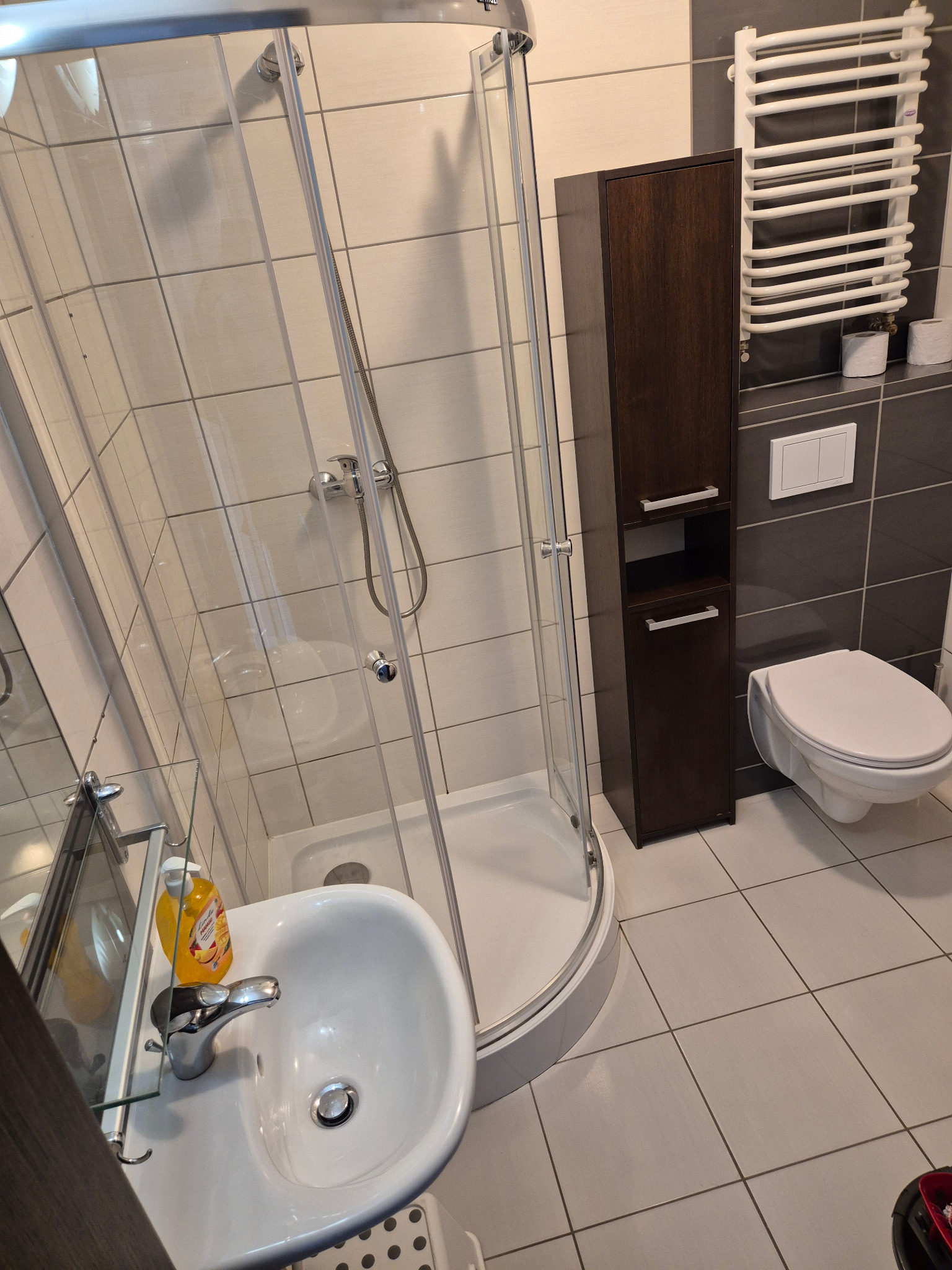 Nasze łazienki lśnią czystością - zlecenie ul. Próżna Kołobrzeg . Uzupełniamy w papier toaletowy , mydło do rąk