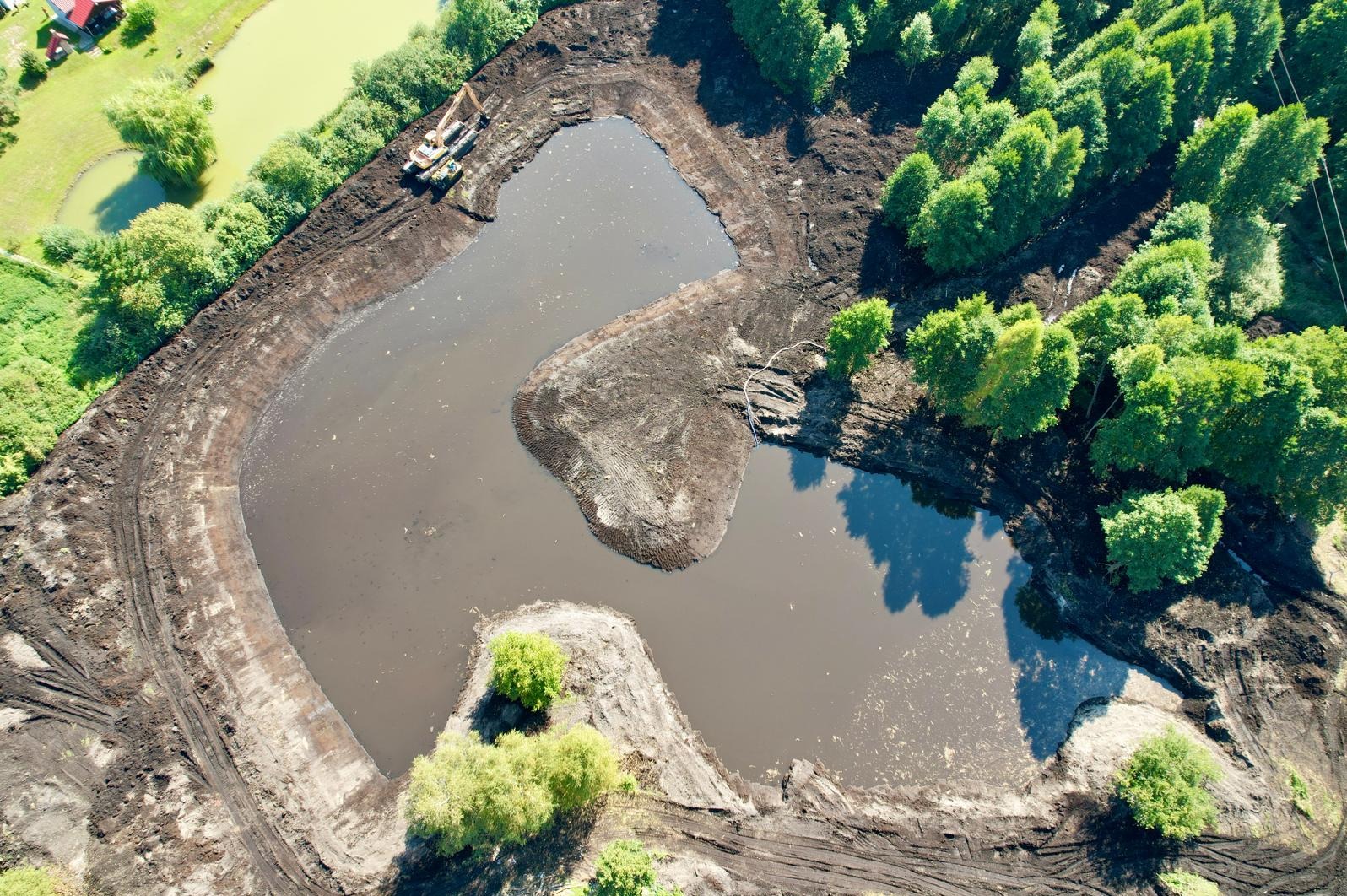 Budowa stawu 15000m2 na terenie torfowym, mocno uwodnionym