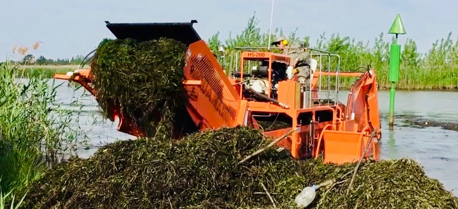 koszenie wywłócznika, rogatka, moczarki harwesterem wodnym H5-200 AQUATIC