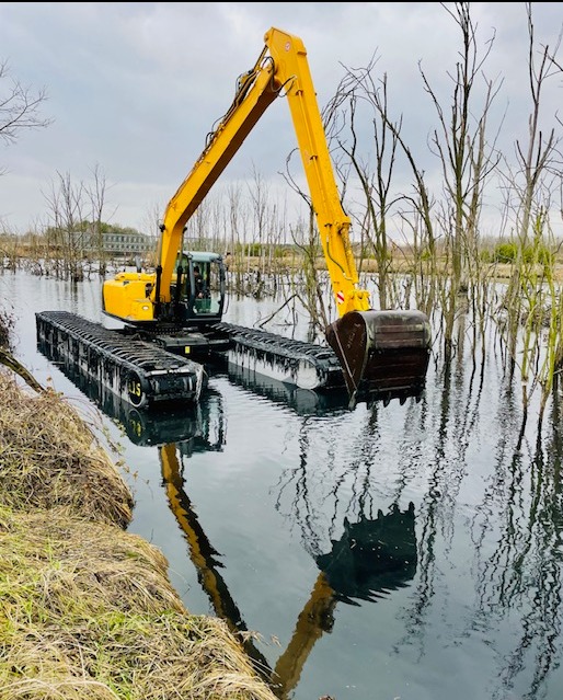 koparka pływająca gąsienicowa na podwoziu pontonowym, długość ramienia 12m