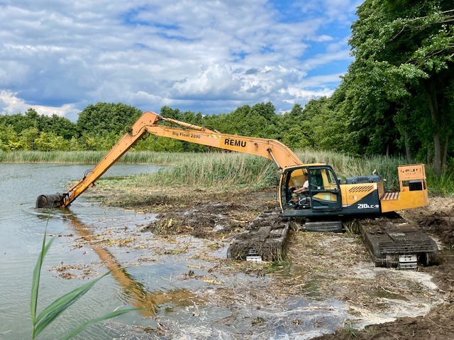 koparka pływająca gąsienicowa na podwoziu pontonowym, długość ramienia 16m