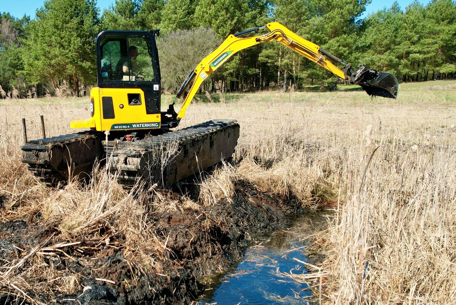 koparka pływająca gąsienicowa na podwoziu pontonowym, długość ramienia 5,5m