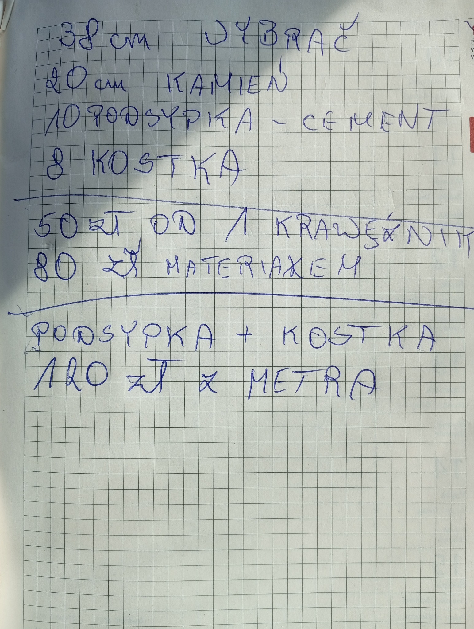 Kartka w kratkę z odręcznym cennikiem na usługi brukarskie: podsypka, kostka, krawężniki, materiał. Widoczne koszty i wymiary.