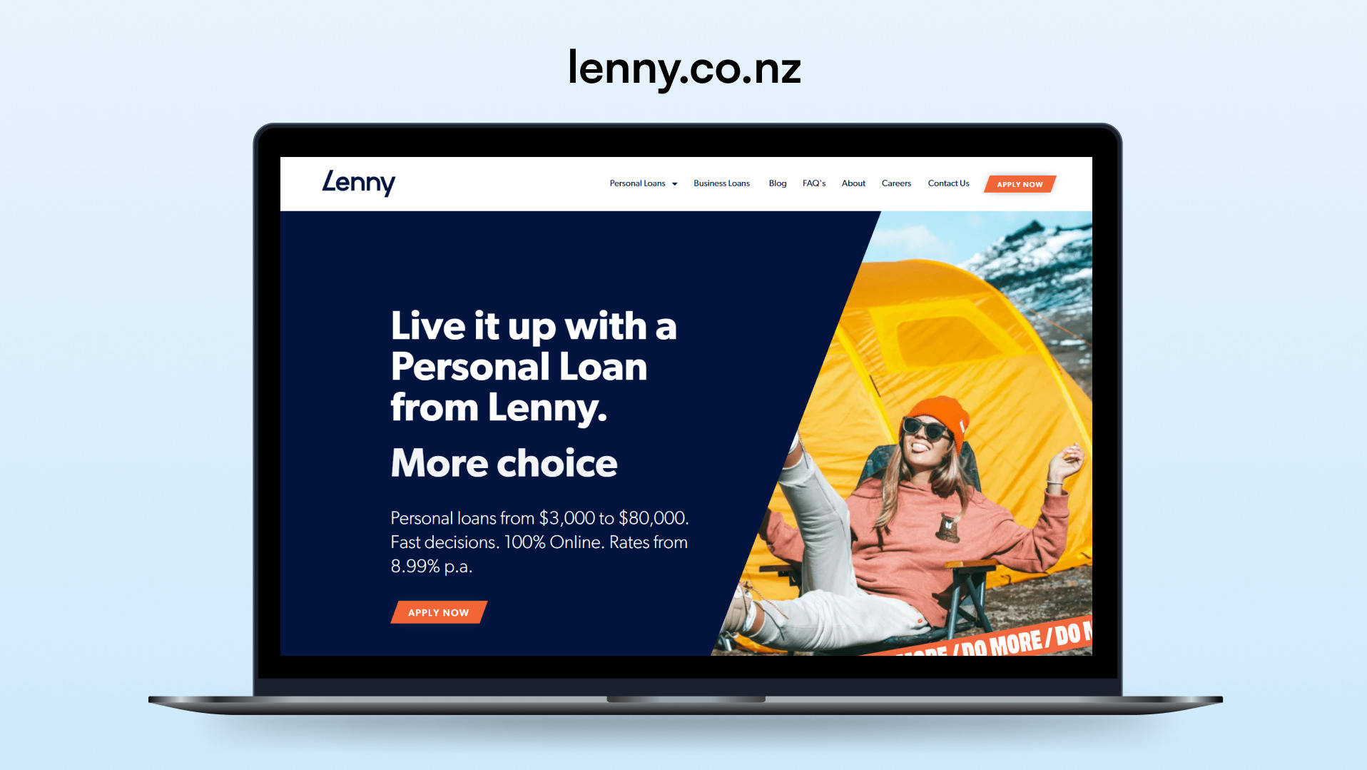 Laptop wyświetla stronę Lenny.co.nz z ofertą pożyczek. Kobieta w górach, wesoła, w pomarańczowej czapce. Nowoczesny design, czytelne menu, przycisk 'Apply Now'.