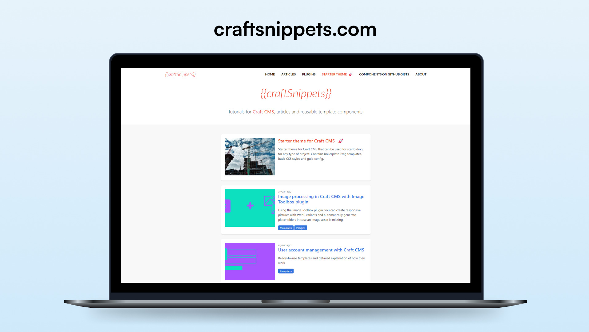 Ekran laptopa prezentuje stronę internetową z artykułami programistycznymi Craft CMS, z nagłówkiem 'craftsnippets.com'. Minimalistyczny design, jasne tło, czytelna nawigacja.
