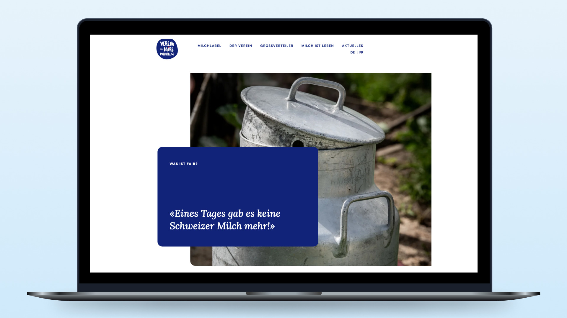 Laptop wyświetla stronę internetową fair.ch z motywem mleczarstwa, logo i hasłem 'Was ist fair?'. Strona promuje szwajcarskie produkty mleczne.
