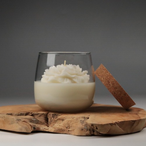 elegancka świeca z kwiatem