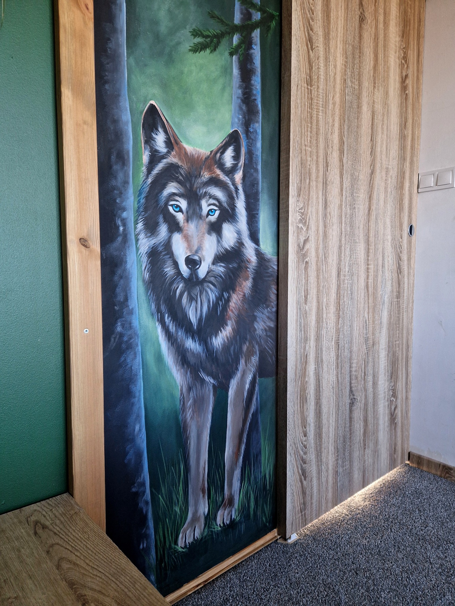 Mural Wilk za przesuwnymi drzwiami