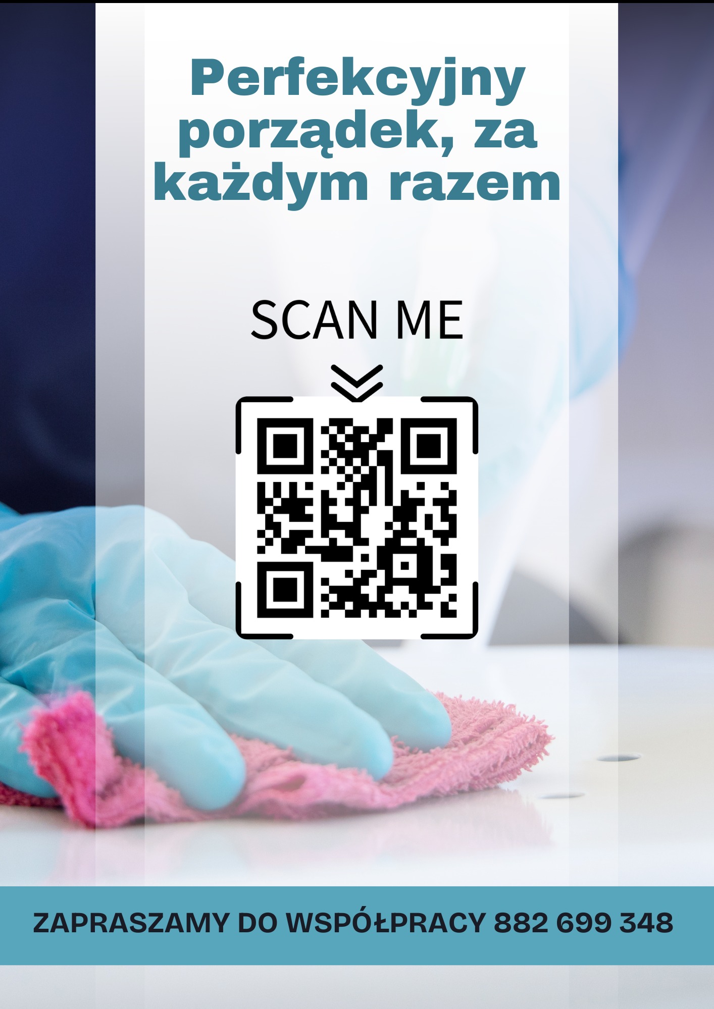 Reklama usług sprzątania: dłoń w rękawicy czyści powierzchnię różową ściereczką, kod QR i napis 'Perfekcyjny porządek, za każdym razem'.