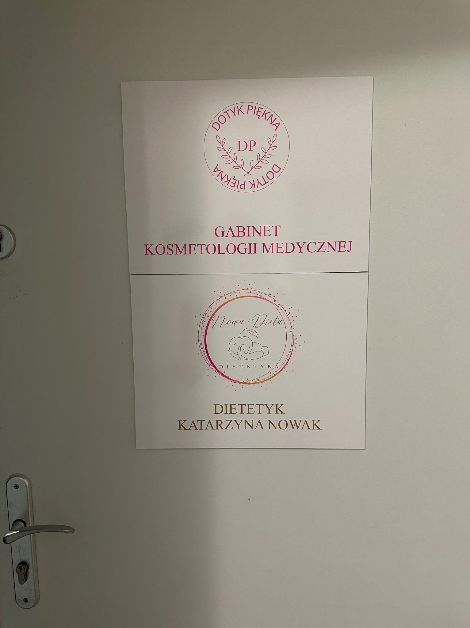 Tabliczka na drzwiach gabinetu: Kosmetologia Medyczna i Dietetyk Katarzyna Nowak z logo 'Nowa Dieta'.